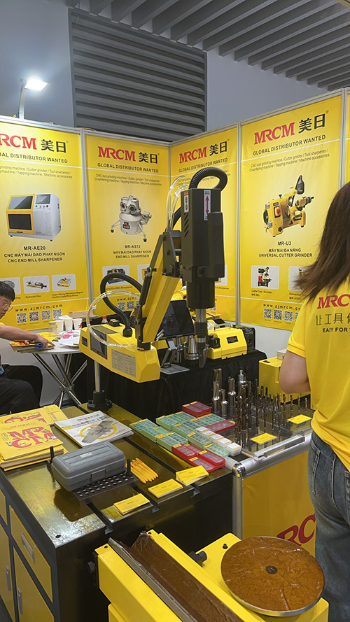 1761015921207956.jpg 7.浙江美日机床展出的自动化工具磨单元.jpg